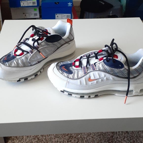 Nikes - Picture 2 of 8